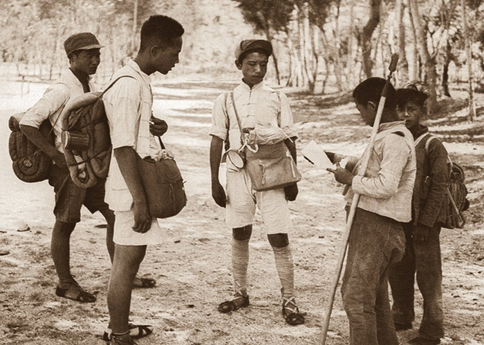 唐县儿童团员站岗查路条。图自冀中抗战微信公众号