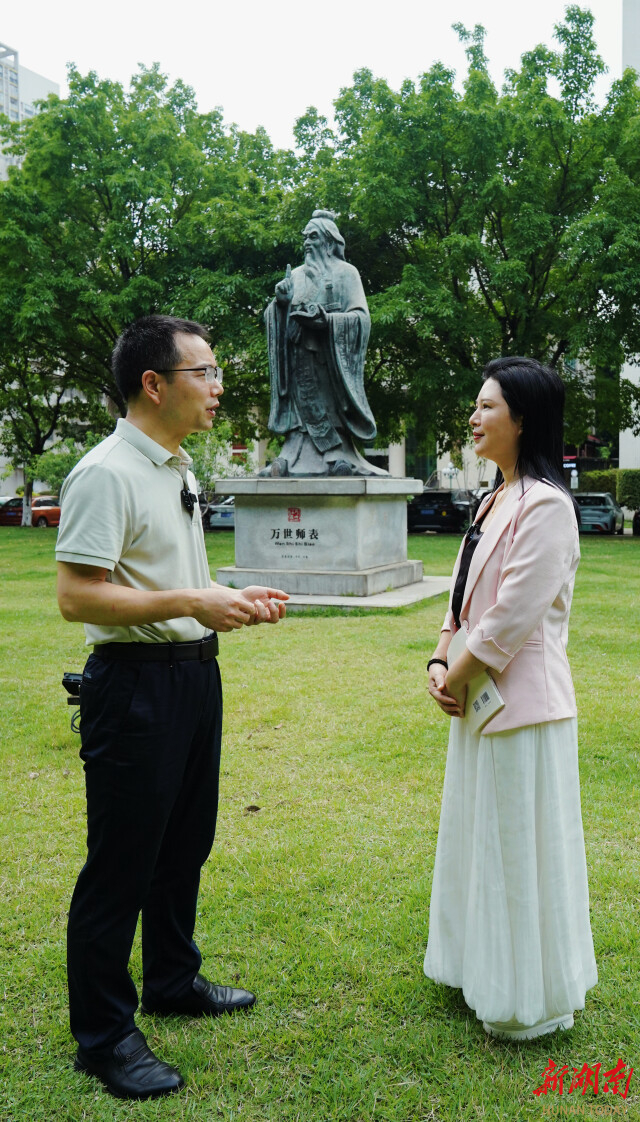 张振谦向记者解联。