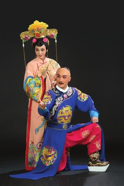 刘京（左）饰演庄妃。