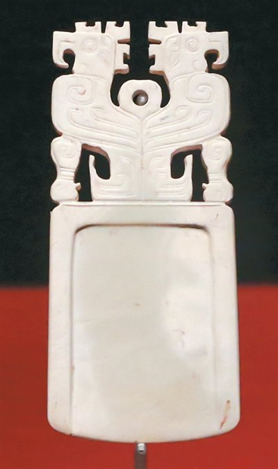 商代玉调色板（中国社会科学院考古研究所藏）。吴伟琦摄