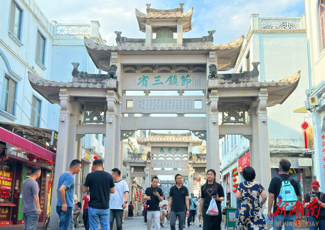 熙熙攘攘的潮州牌楼街。