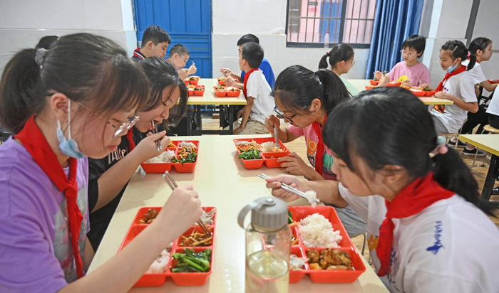 宜昌市第五中学的学生在学校食堂吃上营养午餐。（湖北日报全媒记者 刘曙松 摄）