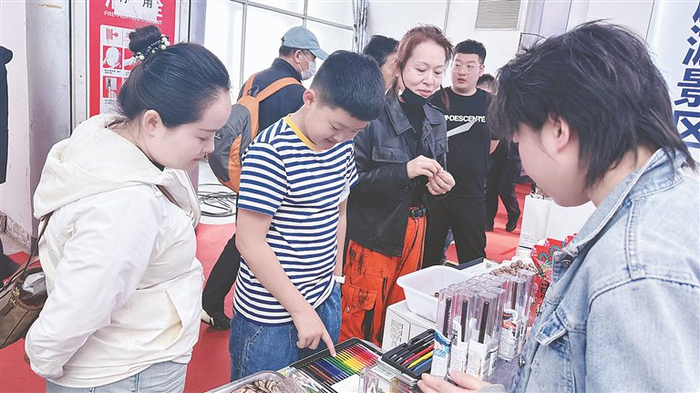 “无木铅笔”受青睐。尚鹏程 本报记者 李飞摄