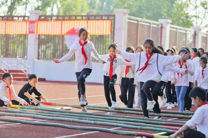 襄阳市樊城区竹条中心小学的学生们正在练习竹竿舞。（湖北日报通讯员 聂志鹏 摄）