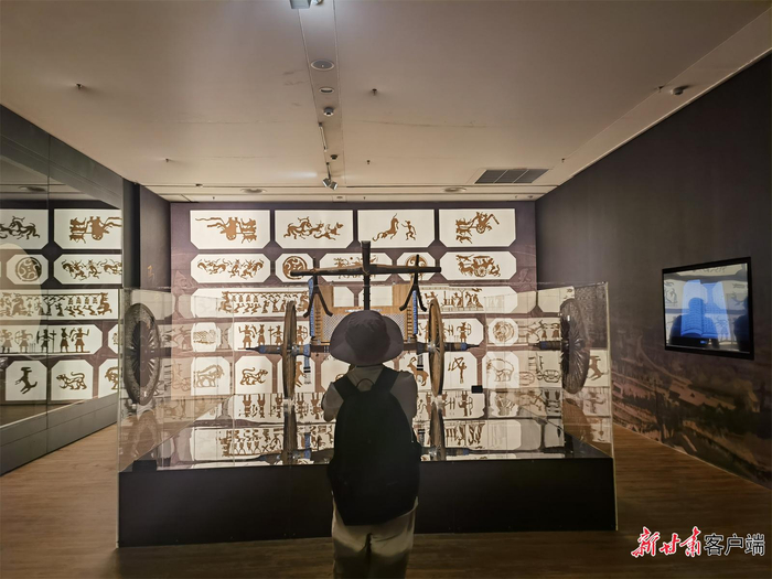 观众在“问秦——甘肃秦文化考古二十年成果特展”展厅参观。新甘肃·甘肃日报记者 白永萍 摄