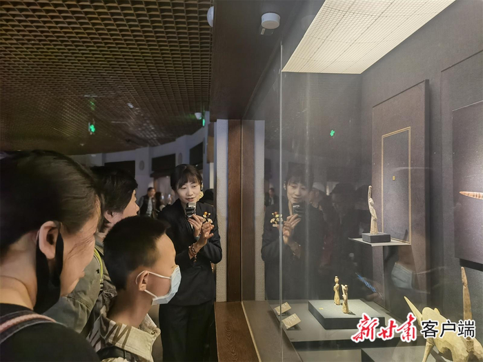 甘肃省博物馆人来人往，热闹非凡。新甘肃·甘肃日报记者 白永萍 摄