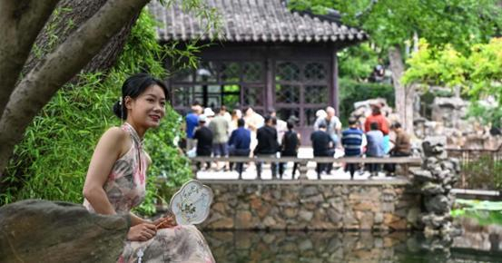 游客在苏州拙政园打卡拍照。新华社记者 陈朔 摄