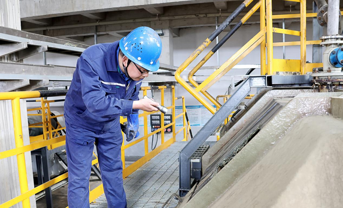 企业技术升级，努力“变废为宝”。横港化工园区供图