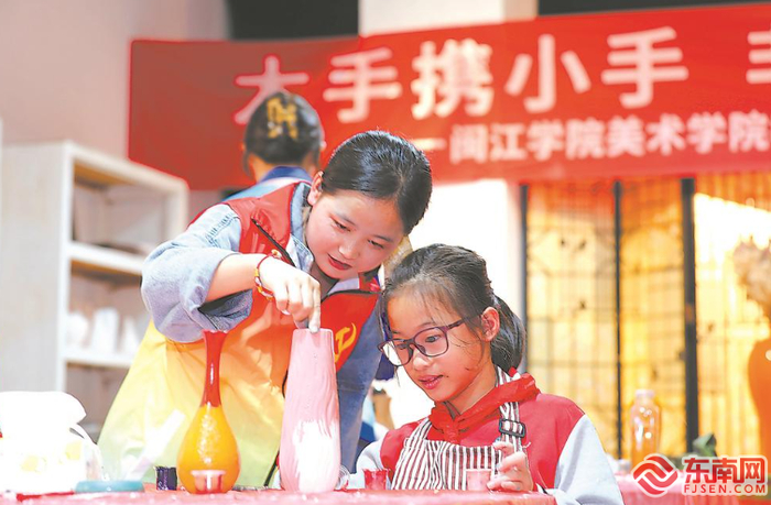 闽江学院美术学院党员师生在仓山区麦浦小学开展漆艺进校园活动。