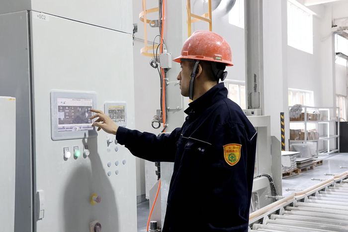 园区企业进行技术升级。横港化工园区供图