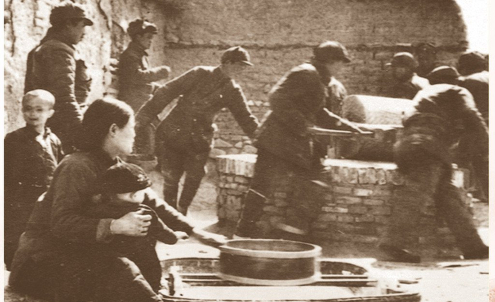 战士们帮助群众推碾子。图自冀中抗战微信公众号