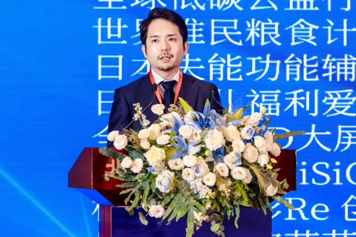 岸光男演讲中