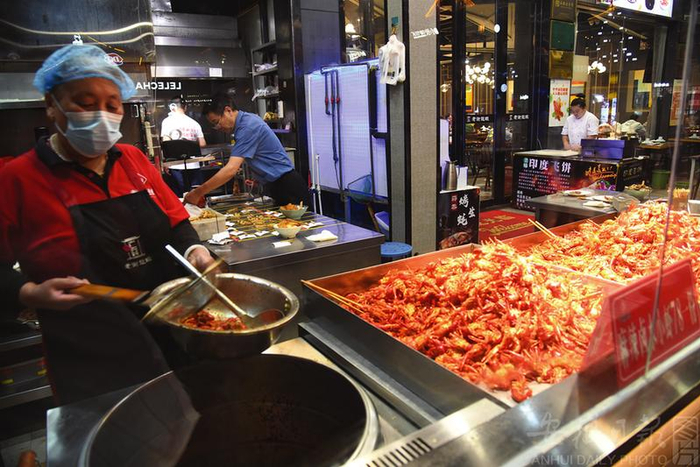 　　合肥罍街一餐厅厨师在烹制小龙虾美食。（资料图）     