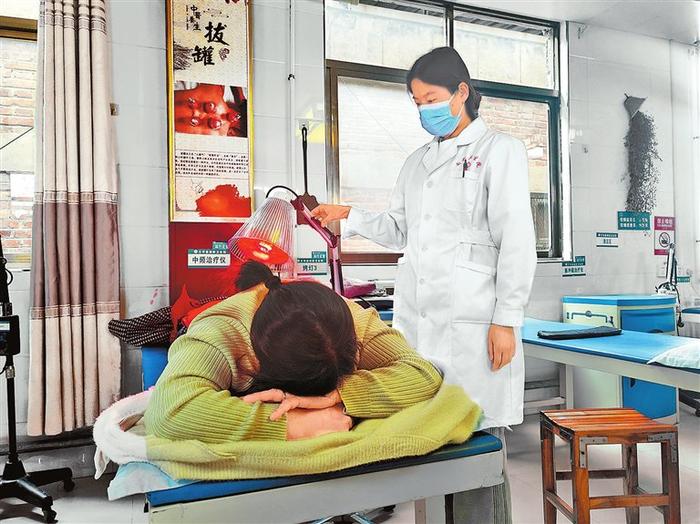 兰考县南彰卫生院中西医结合科医生正在为患者治疗。李晓敏 摄