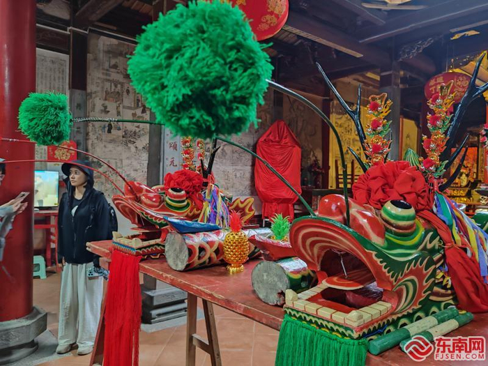 一红一绿的“老龙头”摆放于桌上