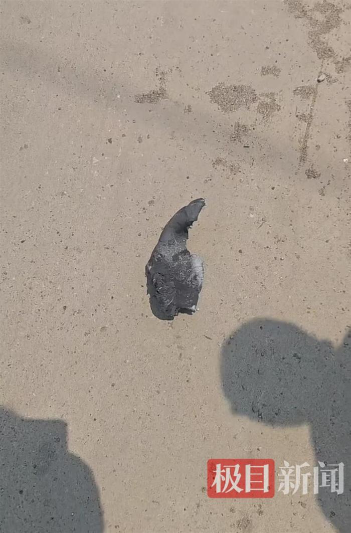 爆炸产生的铁块(视频截图)