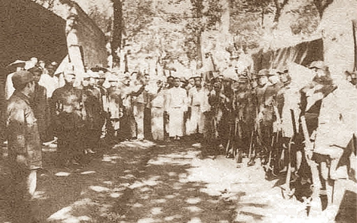 青年们参加八路军。 图自冀中抗战微信公众号