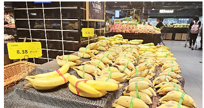 超市里的进口香蕉价格相对较高。本报记者黎兆齐 摄