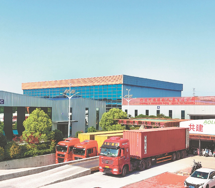 满载出口产品的货运车辆在宿州市循环经济示范园整装待发。   本报记者 张玉芳 摄