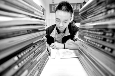     江西省吉安市峡江县峡江中学，即将参加高考的高三学生在上晚自习。陈福平摄/光明图片