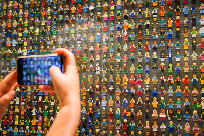 乐高人仔墙。   均 海沙尔 摄