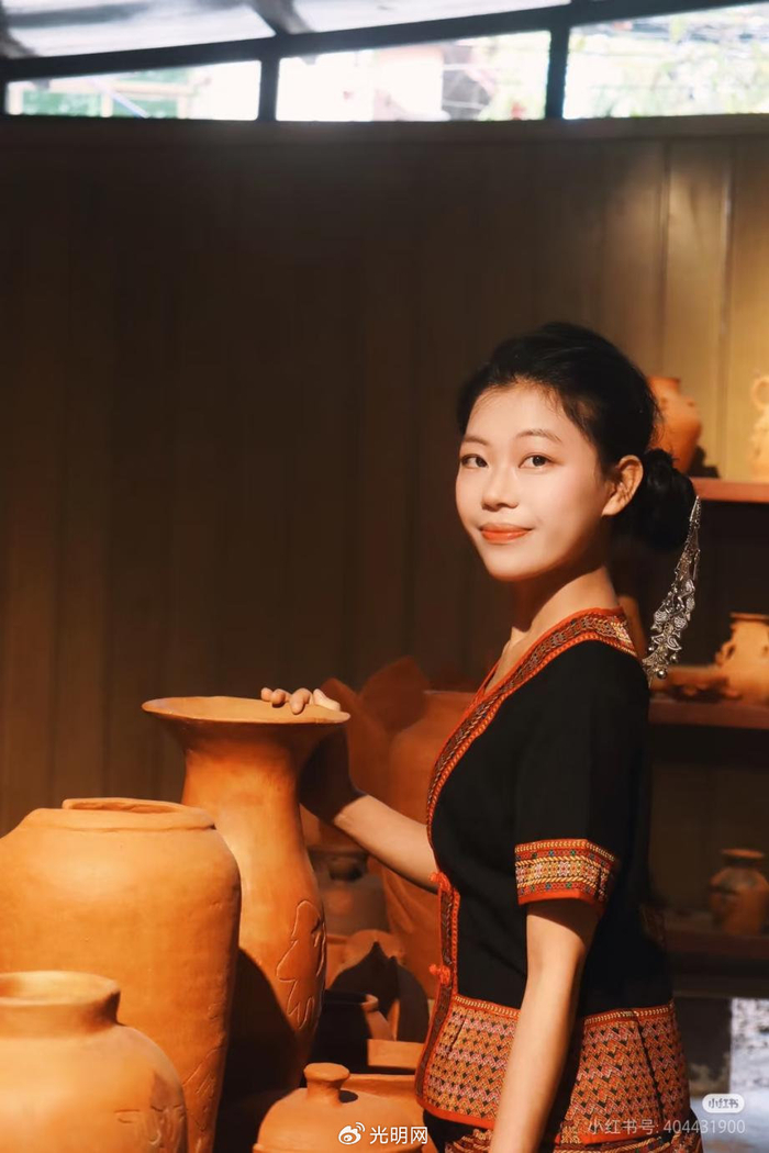 黎族原始制陶技艺市级代表性传承人符秋莲的女儿董佳佳（受访者供图）