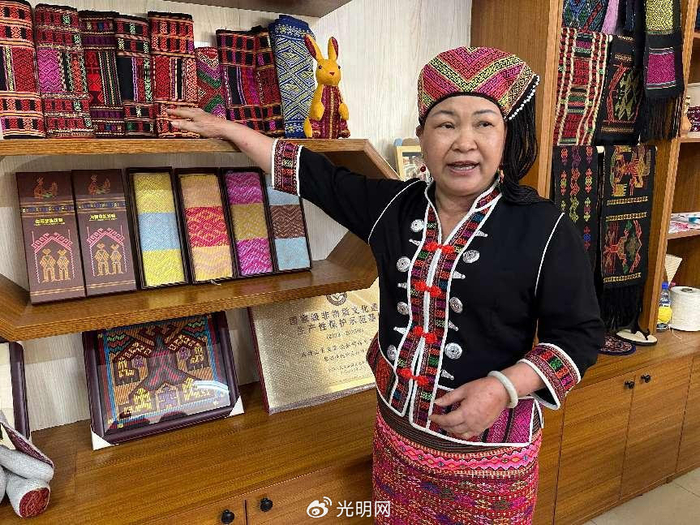 国家级非物质文化遗产代表性项目黎族传统纺染织绣技艺国家级代表性传承人刘香兰（光明网记者 靳铃涵/摄）