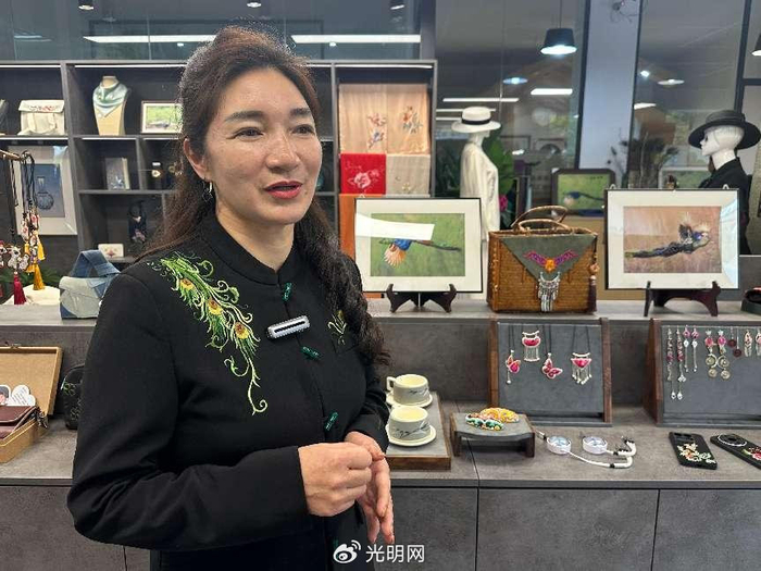 国家非物质文化遗产代表性项目彝族服饰省级代表性传承人丁兰英（光明网记者 靳铃涵/摄）