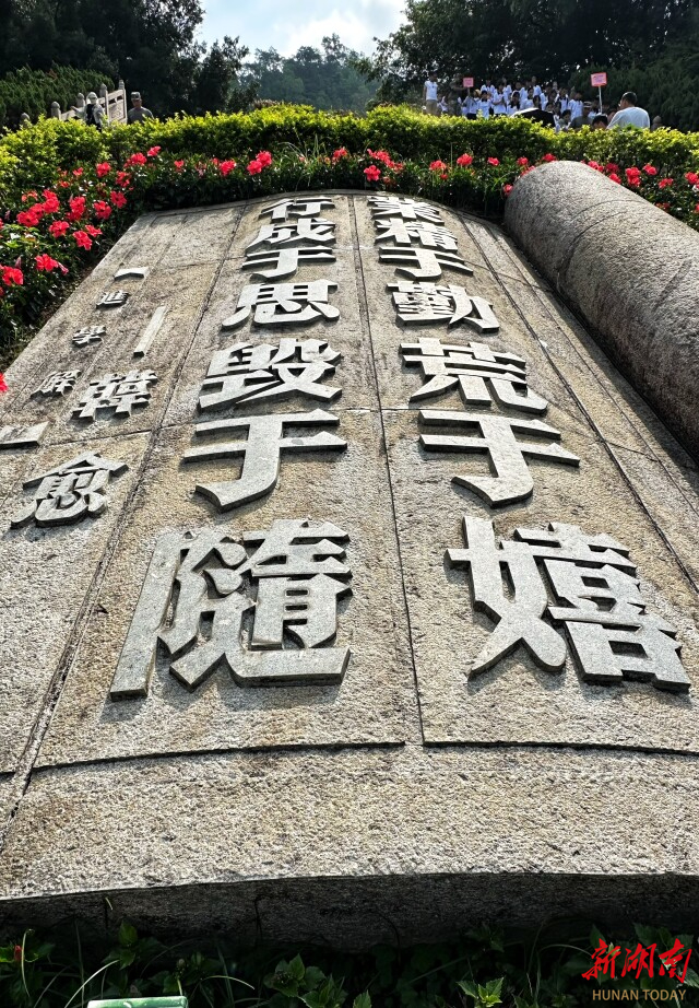 韩山脚下的韩愈金句墙。