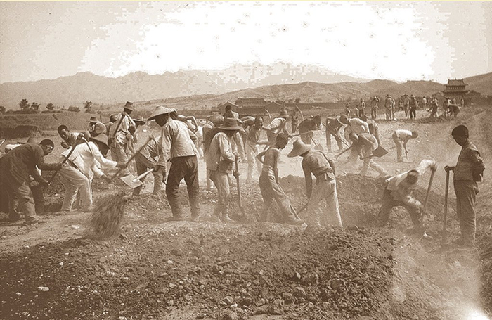 发动人民群众破坏公路和乡村道路。图自冀中抗战微信公众号