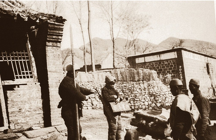 儿童团员站岗并教路人识字。 图自冀中抗战微信公众号