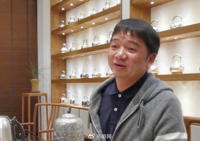 国家级非物质文化遗产代表性项目银饰锻制技艺（鹤庆银器锻制技艺）省级代表性传承人李福明（光明网记者 靳铃涵/摄）
