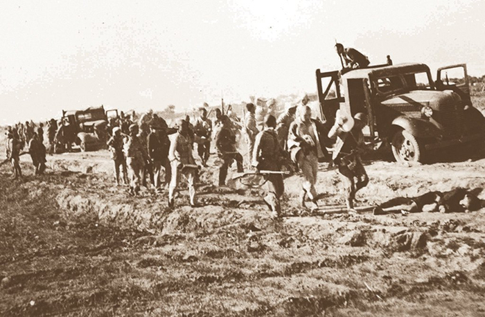 蠡县战斗中缴获的日军汽车。图自冀中抗战微信公众号