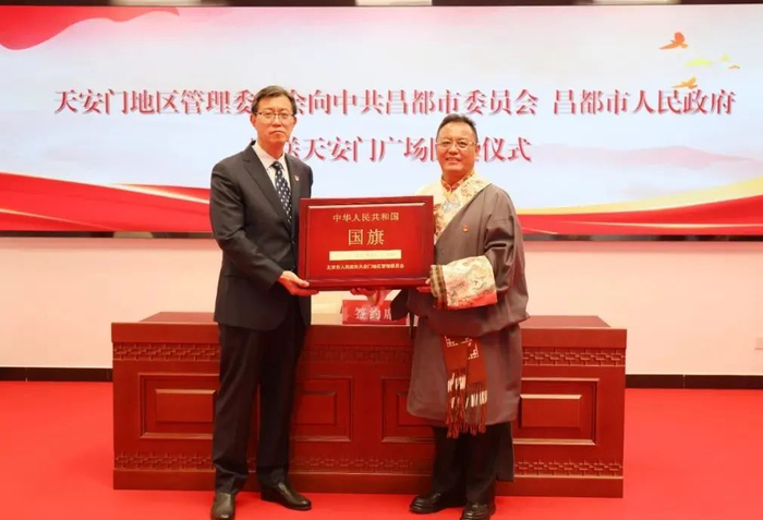 国旗赠予仪式现场。王小丁 摄