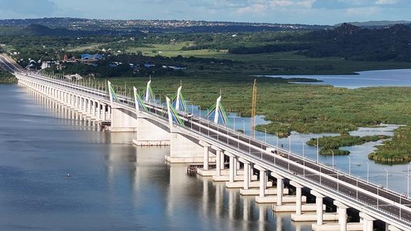 马古富力大桥是第一座跨越维多利亚湖的永久性桥梁，也是非洲最长的矮塔斜拉桥。中国土木供图