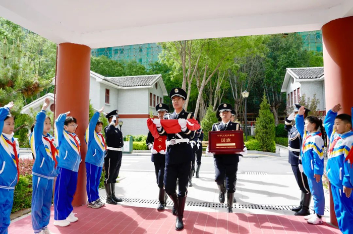 国旗护卫队护送国旗至昌都革命历史博物馆。记者 群旦次仁 摄