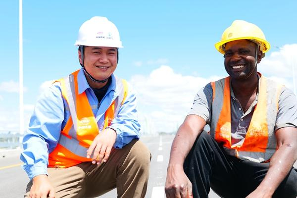 坦桑尼亚青年工程师与中国土木的工程师合影。中国土木供图