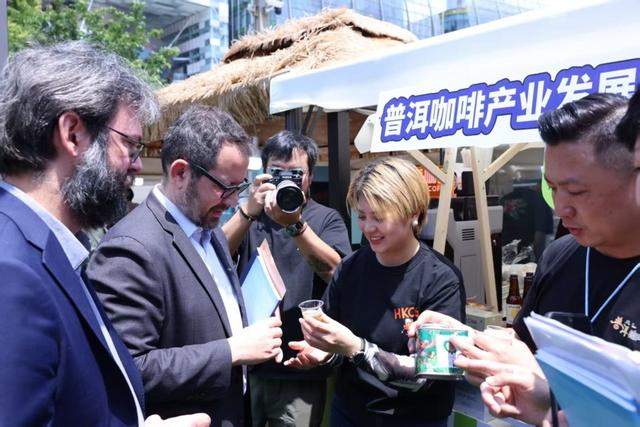 外国友人在上海国际咖啡文化节上品尝普洱咖啡。图片来源：上观新闻