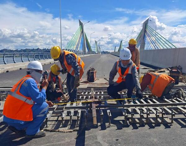 中国工程师指导现场安装工作。中国土木供图