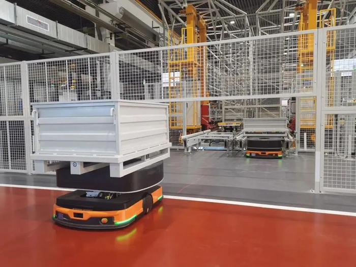 上海汽轮机厂车间内，AGV智能搬运机器人随处可见。