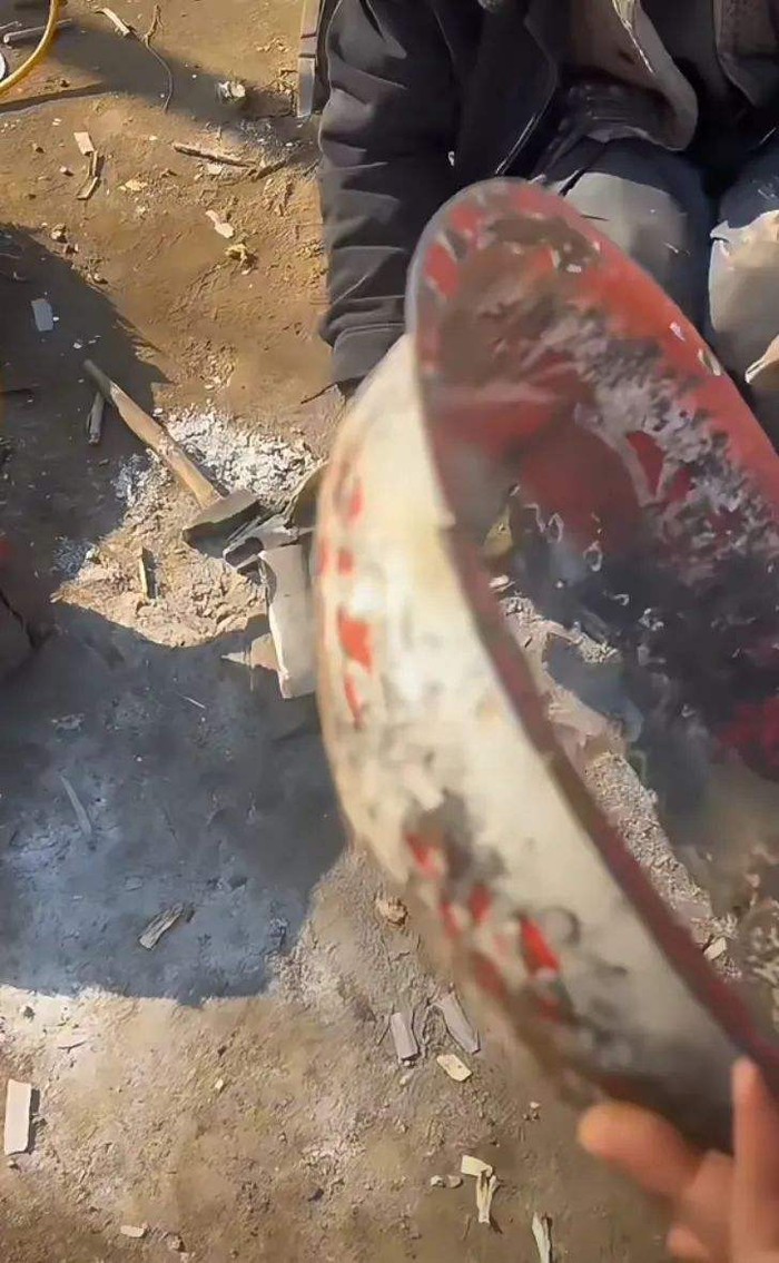 集市上，顾客带来破旧的搪瓷盆。图片来自网络博主视频截图。