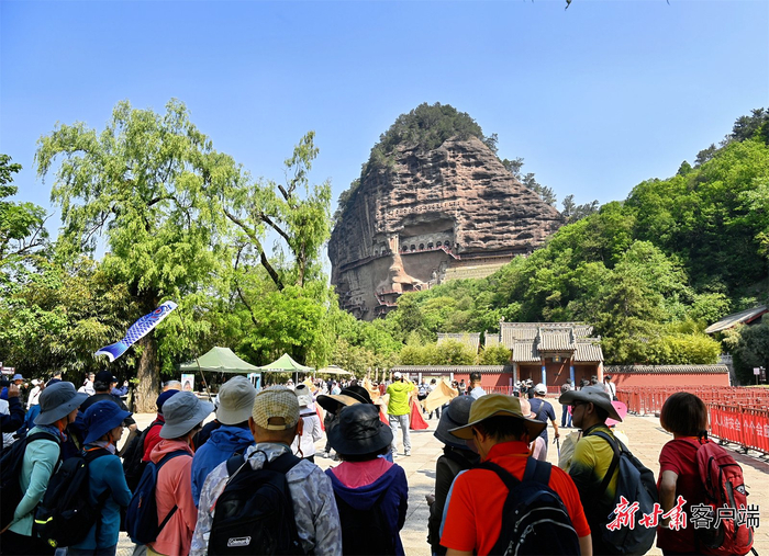麦积山石窟游人如织，热闹非凡。本文图片均由新甘肃·甘肃日报记者 郁婕摄