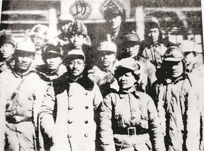 李林（前排右二）与参加晋西北军政民大会的代表在一起。（资料图片）