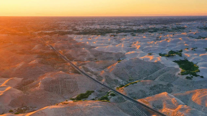 落日余晖下的乌白公路。