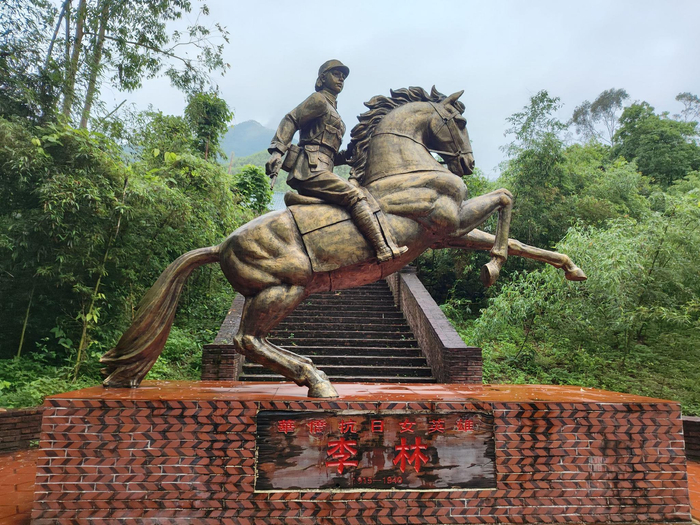 漳州市李林事迹陈列展前的李林雕塑 张子言 摄