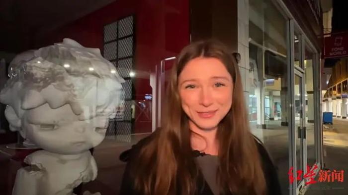 姆里尤在门店开业前一天晚上就赶来排队 受访者供图