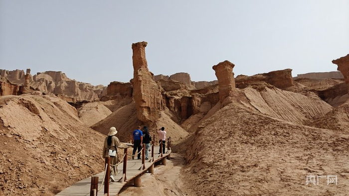 克孜尔红石林景区  （央广网记者郭璁悦  摄）