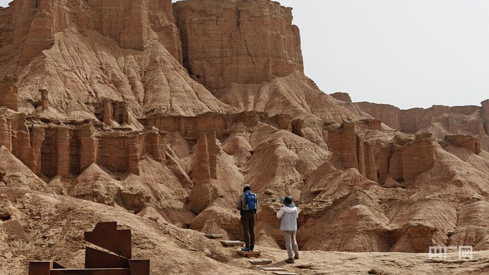 游客在景区内拍照打卡  （央广网记者郭璁悦  摄）