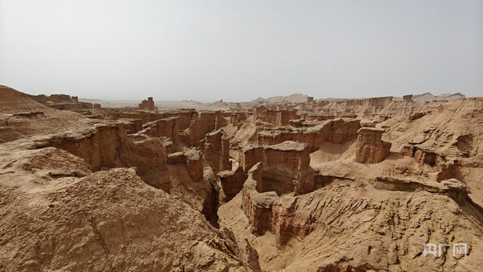 克孜尔红石林景区  （央广网记者郭璁悦  摄）