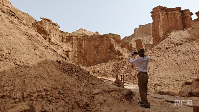 游客在景区内拍照打卡  （央广网记者郭璁悦  摄）